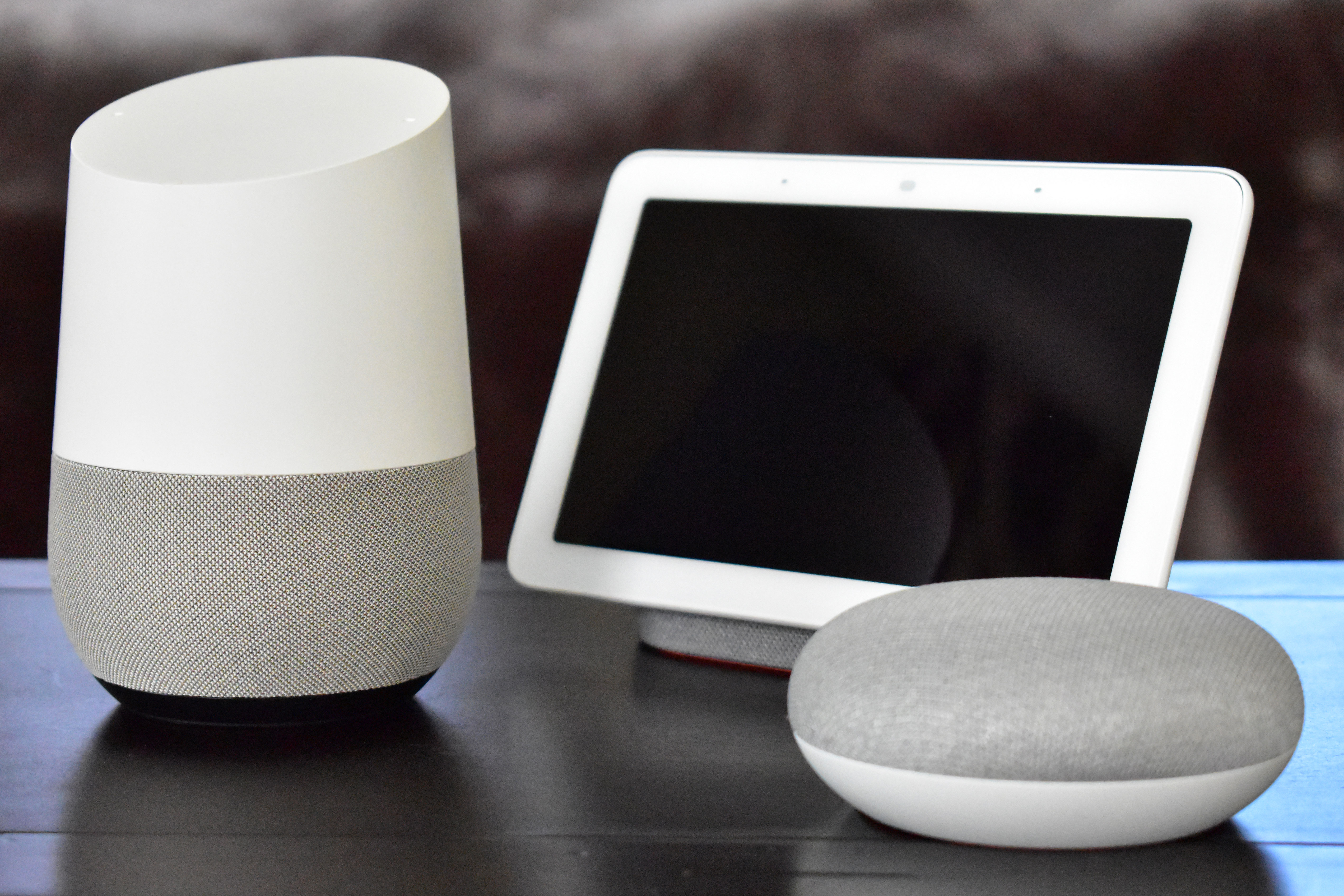 Google Home, Home Hub et Home Mini sur une table