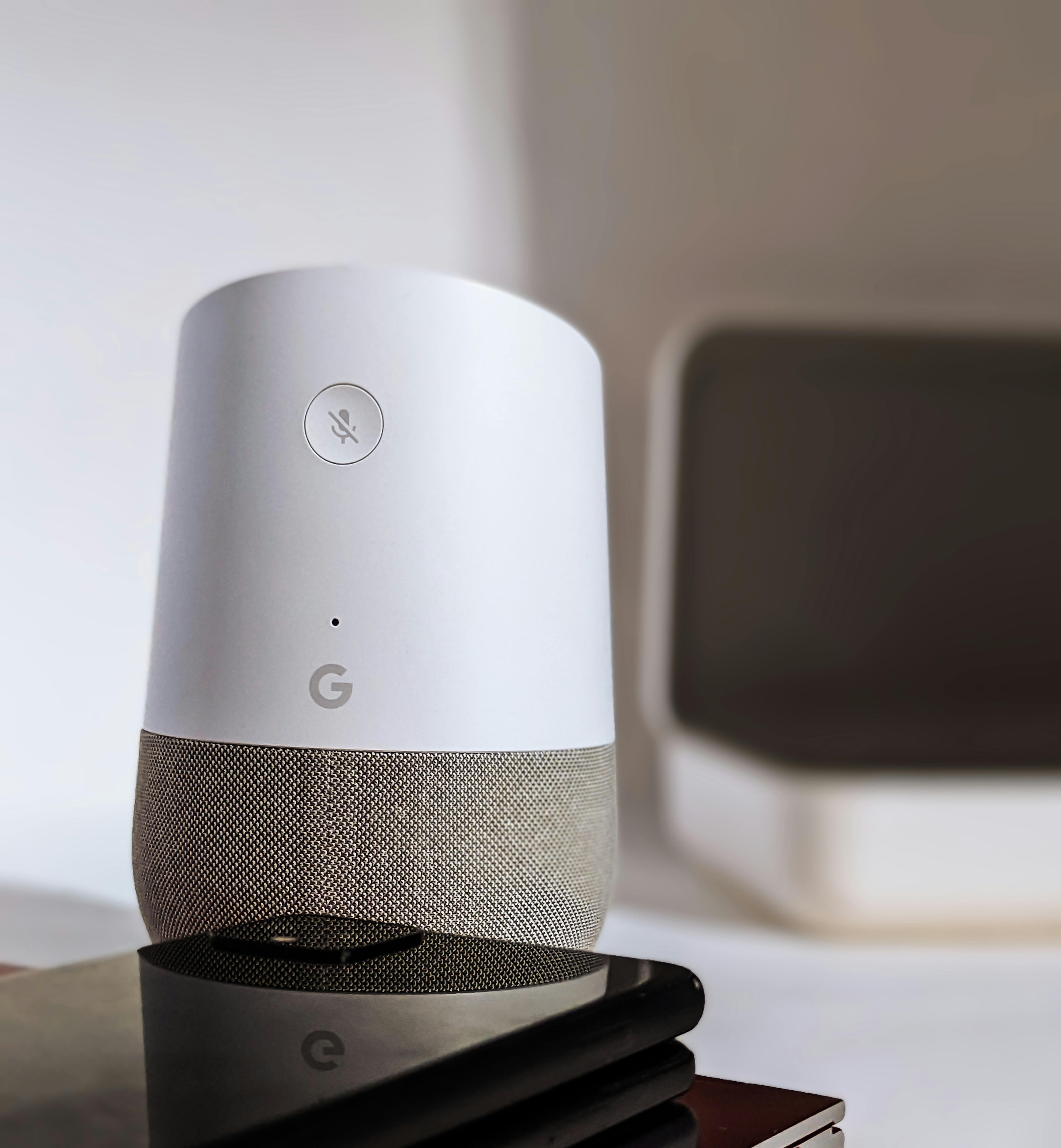 Enceinte connectée et smartphone dans un environnement domestique